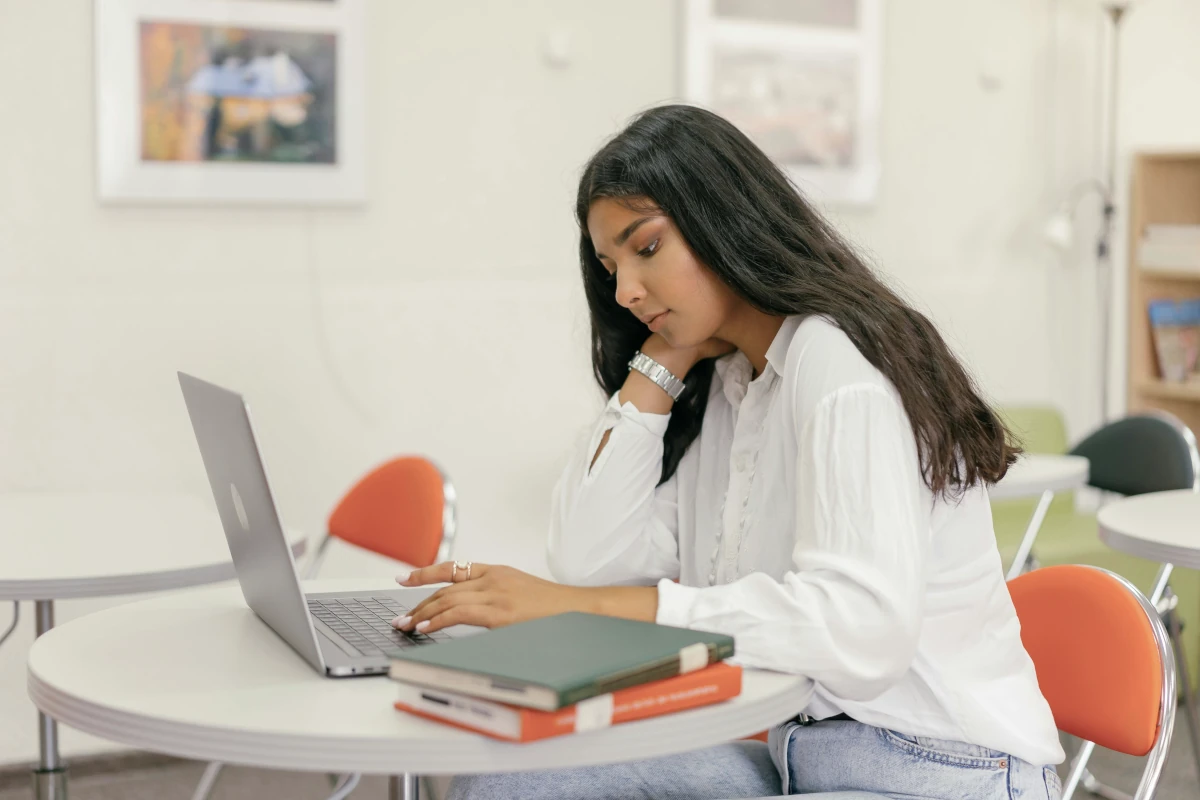 Médico estudiando y tomando apuntes para el ENARM 2025