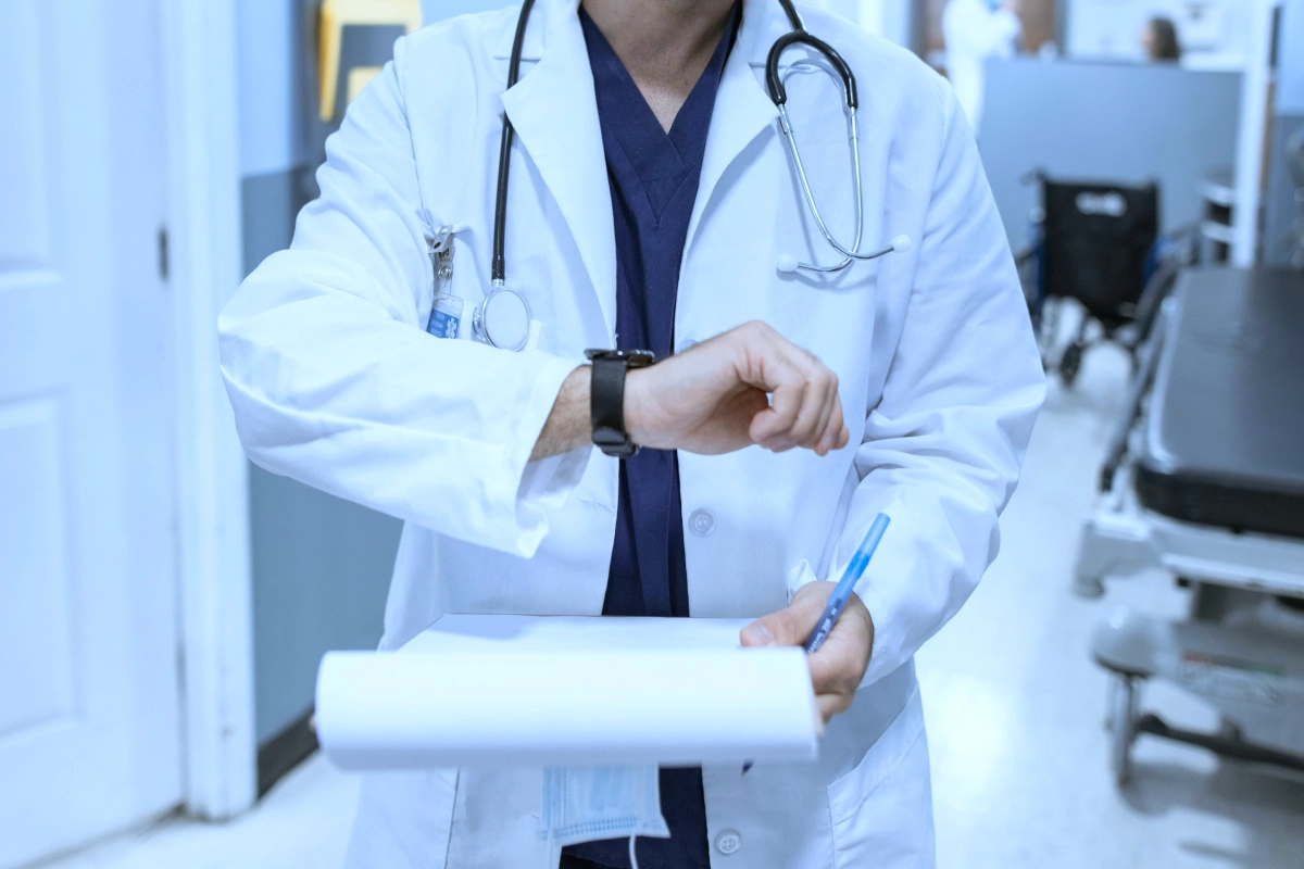 Médico joven con bata preparándose para el examen ENARM 2025